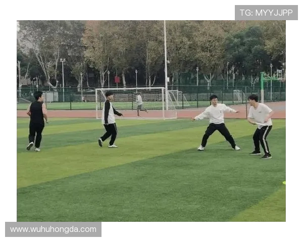 西安飞盘队与重庆飞盘队赛后复盘探讨团队协作的成功与不足